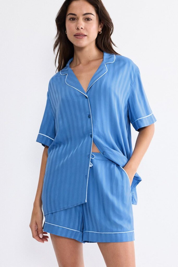 Pantaloni scurţi model 229149 Triumph
